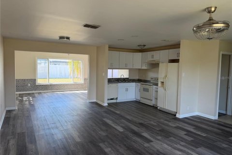 Villa ou maison à vendre à Port Charlotte, Floride: 2 chambres, 121.05 m2 № 2412542 - photo 11
