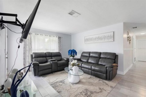 House in Deltona, Florida 3 bedrooms, 117.99 sq.m. № 1825167 - photo 7