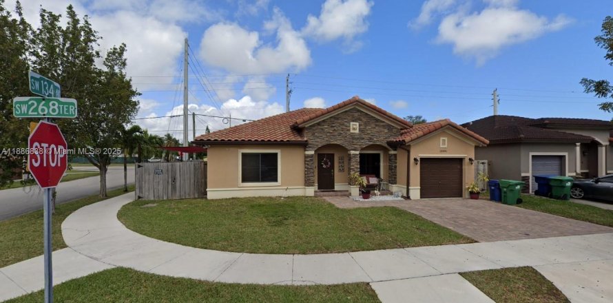 House in Homestead, Florida 3 bedrooms, 146.14 sq.m. № 1933523