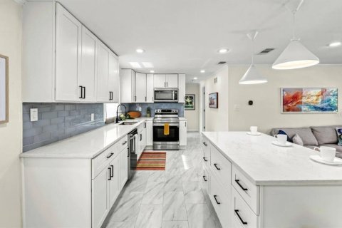 Commercial property in Longboat Key, Florida 4 bedrooms, 166.48 sq.m. № 2213703 - photo 26
