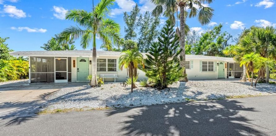 Commercial property in Longboat Key, Florida 4 bedrooms, 166.48 sq.m. № 2213703