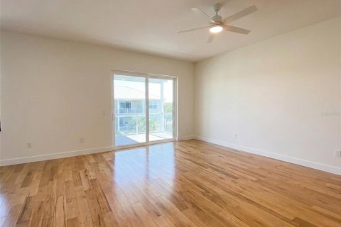 House in Hudson, Florida 4 bedrooms, 256.41 sq.m. № 2258509 - photo 13