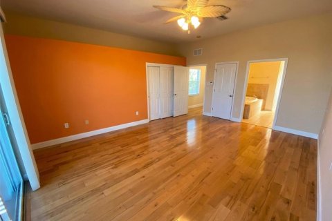 House in Hudson, Florida 4 bedrooms, 256.41 sq.m. № 2258509 - photo 17