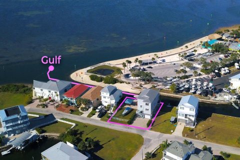 House in Hudson, Florida 4 bedrooms, 256.41 sq.m. № 2258509 - photo 6