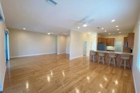 House in Hudson, Florida 4 bedrooms, 256.41 sq.m. № 2258509 - photo 12
