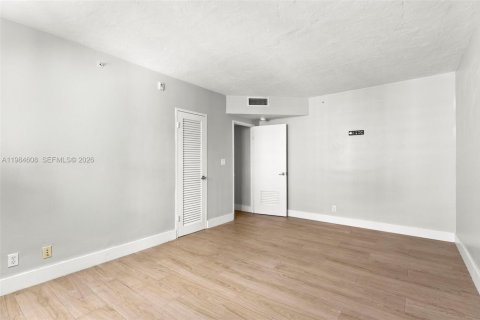 Condo in Hollywood, Florida, 2 bedrooms  № 2045741 - photo 27