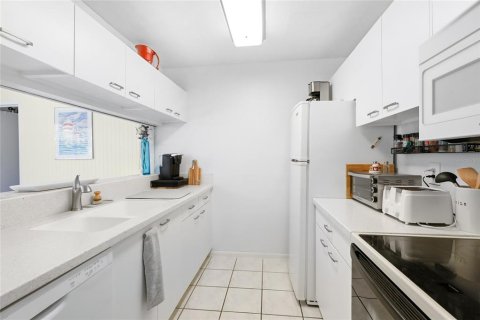 Condo in Bradenton, Florida, 2 bedrooms № 2166672 - photo 10