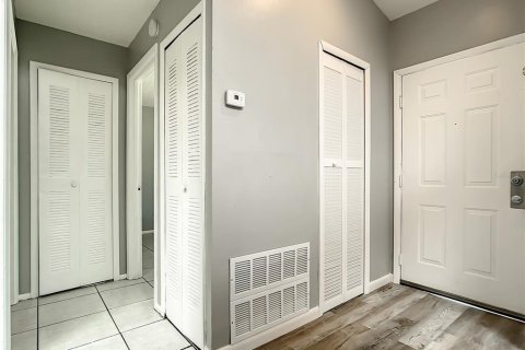 Duplex in Orlando, Florida 2 bedrooms, 107.58 sq.m. № 1899164 - photo 7