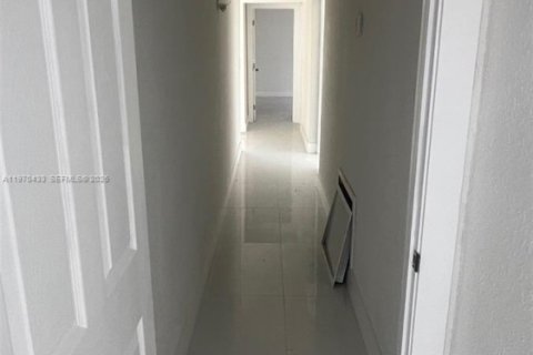 House in North Miami Beach, Florida 4 bedrooms, 212.65 sq.m. № 2031094 - photo 10