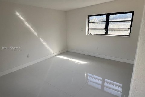 House in North Miami Beach, Florida 4 bedrooms, 212.65 sq.m. № 2031094 - photo 8