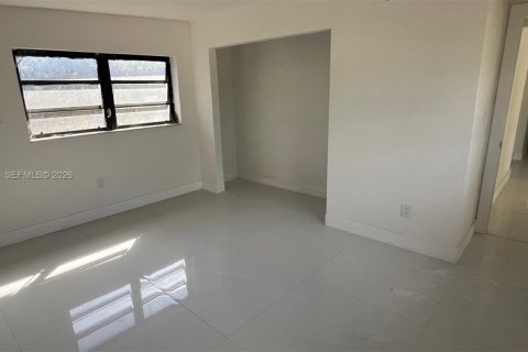 House in North Miami Beach, Florida 4 bedrooms, 212.65 sq.m. № 2031094 - photo 7