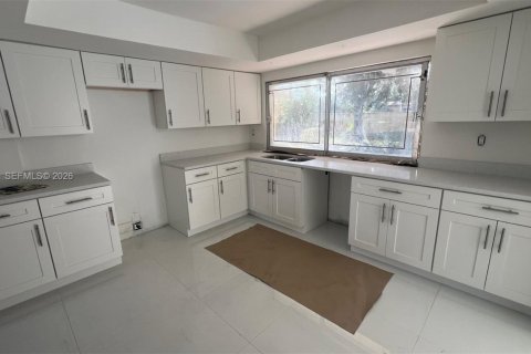 House in North Miami Beach, Florida 4 bedrooms, 212.65 sq.m. № 2031094 - photo 2