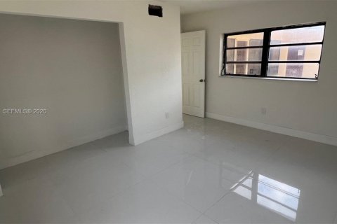 House in North Miami Beach, Florida 4 bedrooms, 212.65 sq.m. № 2031094 - photo 6