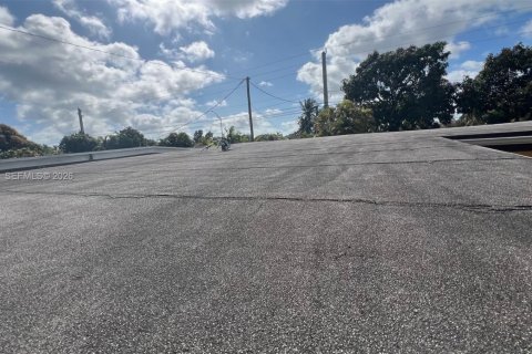 House in North Miami Beach, Florida 4 bedrooms, 212.65 sq.m. № 2031094 - photo 17