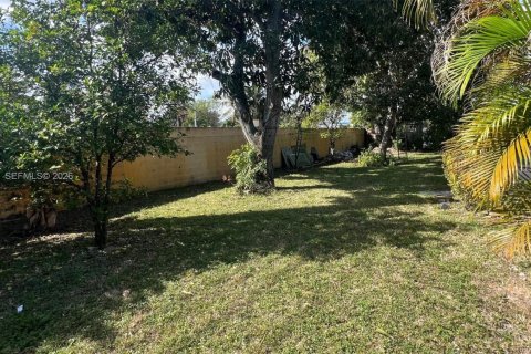 House in North Miami Beach, Florida 4 bedrooms, 212.65 sq.m. № 2031094 - photo 13