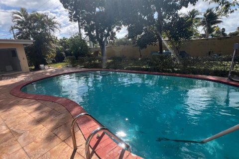 House in North Miami Beach, Florida 4 bedrooms, 212.65 sq.m. № 2031094 - photo 12