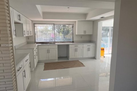 House in North Miami Beach, Florida 4 bedrooms, 212.65 sq.m. № 2031094 - photo 3