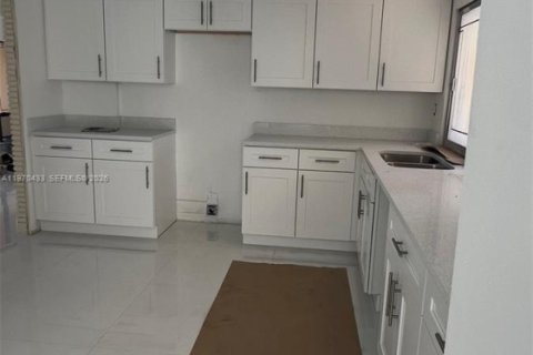 House in North Miami Beach, Florida 4 bedrooms, 212.65 sq.m. № 2031094 - photo 4