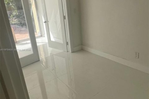 House in North Miami Beach, Florida 4 bedrooms, 212.65 sq.m. № 2031094 - photo 9