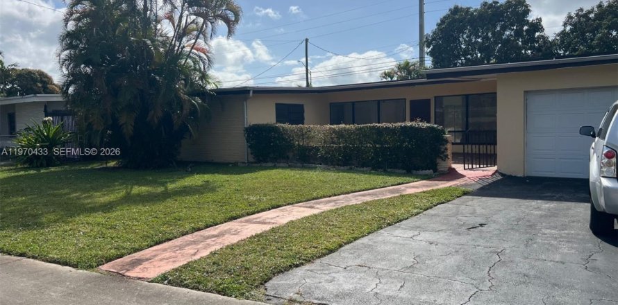 House in North Miami Beach, Florida 4 bedrooms, 212.65 sq.m. № 2031094