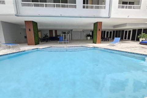 Condo in Miami, Florida, 1 bedroom  № 2041649 - photo 11