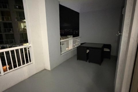 Condo in Miami, Florida, 1 bedroom  № 2041649 - photo 18