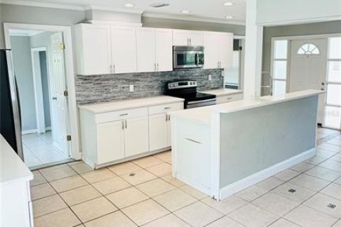 House in Tampa, Florida 3 bedrooms, 140.28 sq.m. № 1803318 - photo 5