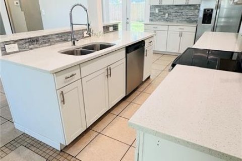 House in Tampa, Florida 3 bedrooms, 140.28 sq.m. № 1803318 - photo 3