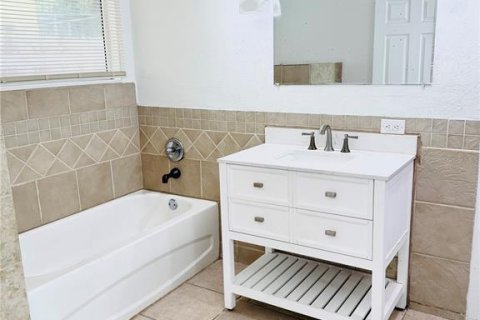 House in Tampa, Florida 3 bedrooms, 140.28 sq.m. № 1803318 - photo 10