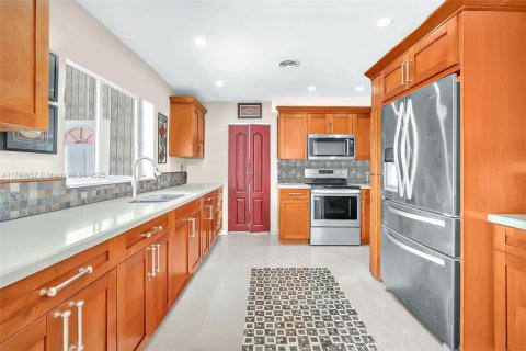 House in Pembroke Pines, Florida 4 bedrooms, 168.8 sq.m. № 1647034 - photo 11