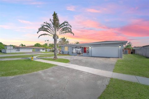 House in Pembroke Pines, Florida 4 bedrooms, 168.8 sq.m. № 1647034 - photo 2