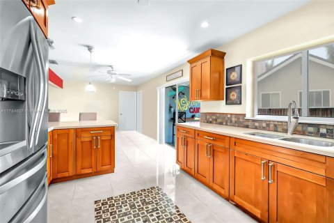 House in Pembroke Pines, Florida 4 bedrooms, 168.8 sq.m. № 1647034 - photo 9
