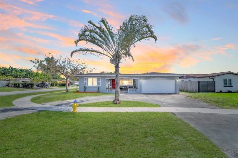 House in Pembroke Pines, Florida 4 bedrooms, 168.8 sq.m. № 1647034 - photo 1