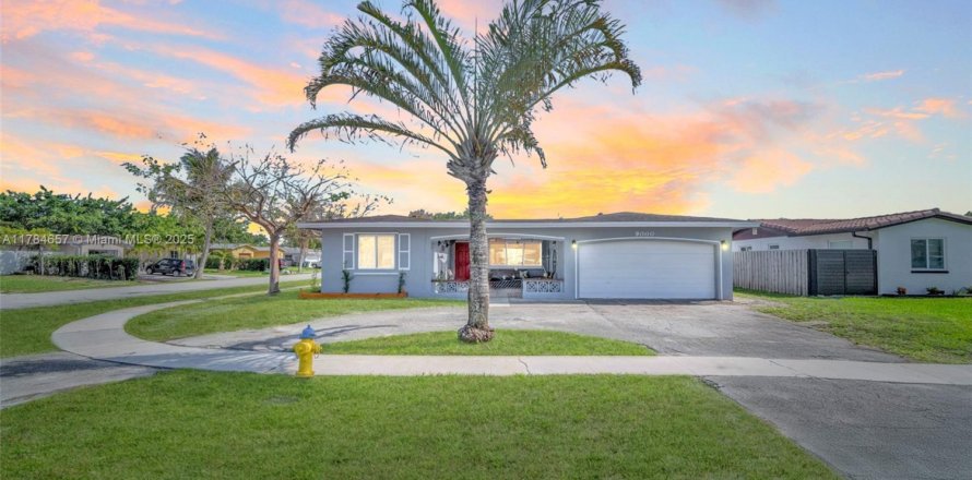 House in Pembroke Pines, Florida 4 bedrooms, 168.8 sq.m. № 1647034