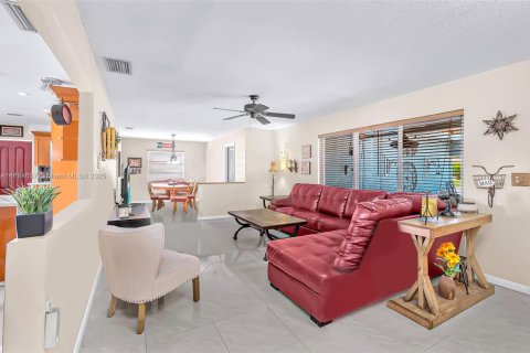 House in Pembroke Pines, Florida 4 bedrooms, 168.8 sq.m. № 1647034 - photo 12