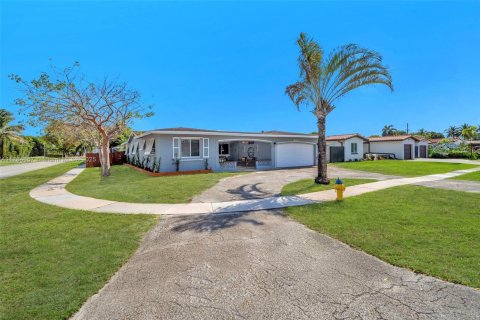 House in Pembroke Pines, Florida 4 bedrooms, 168.8 sq.m. № 1647034 - photo 3