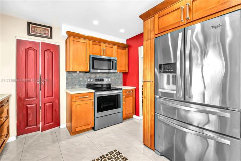 House in Pembroke Pines, Florida 4 bedrooms, 168.8 sq.m. № 1647034 - photo 8