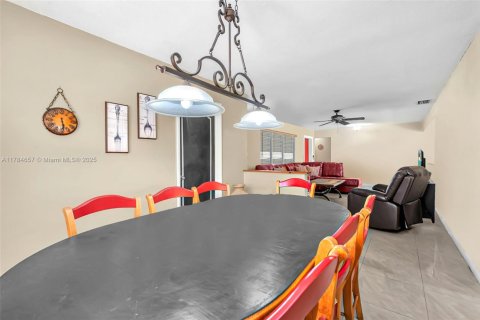 House in Pembroke Pines, Florida 4 bedrooms, 168.8 sq.m. № 1647034 - photo 16