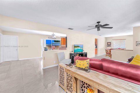 House in Pembroke Pines, Florida 4 bedrooms, 168.8 sq.m. № 1647034 - photo 5