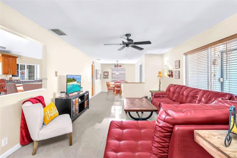 House in Pembroke Pines, Florida 4 bedrooms, 168.8 sq.m. № 1647034 - photo 13