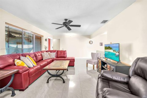 House in Pembroke Pines, Florida 4 bedrooms, 168.8 sq.m. № 1647034 - photo 4