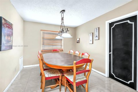 House in Pembroke Pines, Florida 4 bedrooms, 168.8 sq.m. № 1647034 - photo 15