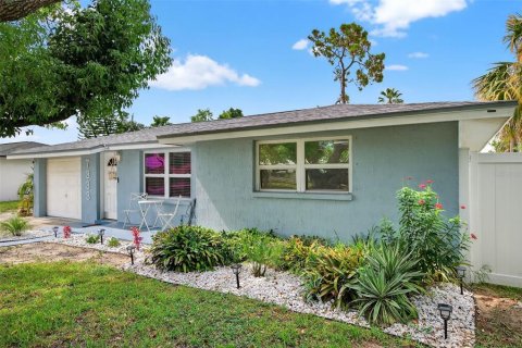 House in Port Richey, Florida 3 bedrooms, 80.27 sq.m. № 1877166 - photo 1