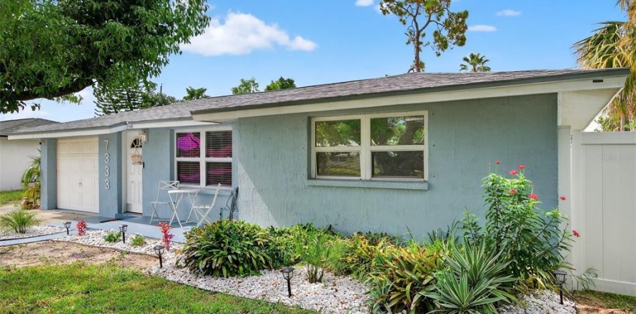 House in Port Richey, Florida 3 bedrooms, 80.27 sq.m. № 1877166