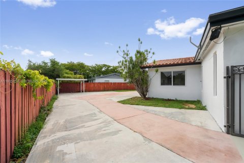 Casa en alquiler en Miami, Florida, 4 dormitorios, 166.85 m2 № 1993923 - foto 19