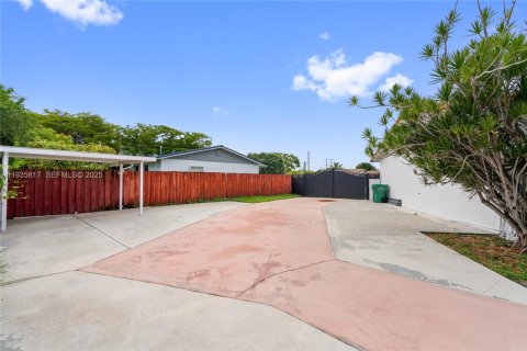Casa en alquiler en Miami, Florida, 4 dormitorios, 166.85 m2 № 1993923 - foto 12