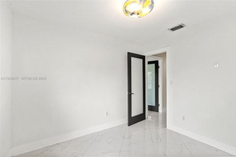 Casa en alquiler en Miami, Florida, 4 dormitorios, 166.85 m2 № 1993923 - foto 30