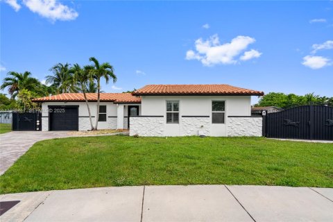 Casa en alquiler en Miami, Florida, 4 dormitorios, 166.85 m2 № 1993923 - foto 3