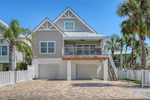 House in Holmes Beach, Florida 3 bedrooms, 176.14 sq.m. № 1572137 - photo 1