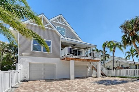 House in Holmes Beach, Florida 3 bedrooms, 176.14 sq.m. № 1572137 - photo 2